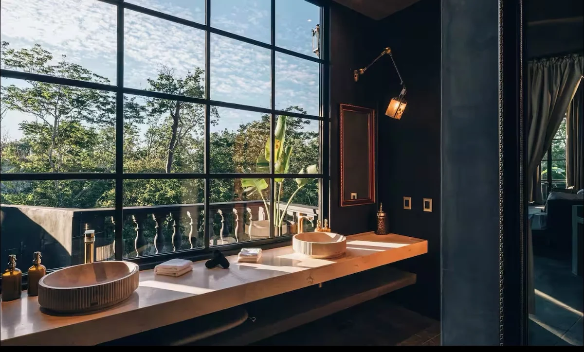 Bathroom with jungle view